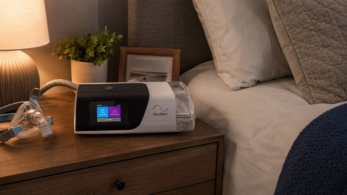 Aparelho de CPAP com umidificador integrado sobre a mesa de cabeceira
