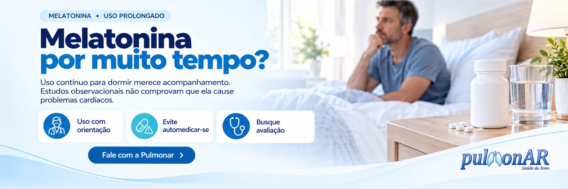 Frasco de suplemento, comprimidos e copo de água no criado-mudo, com um homem pensativo sentado na cama ao fundo