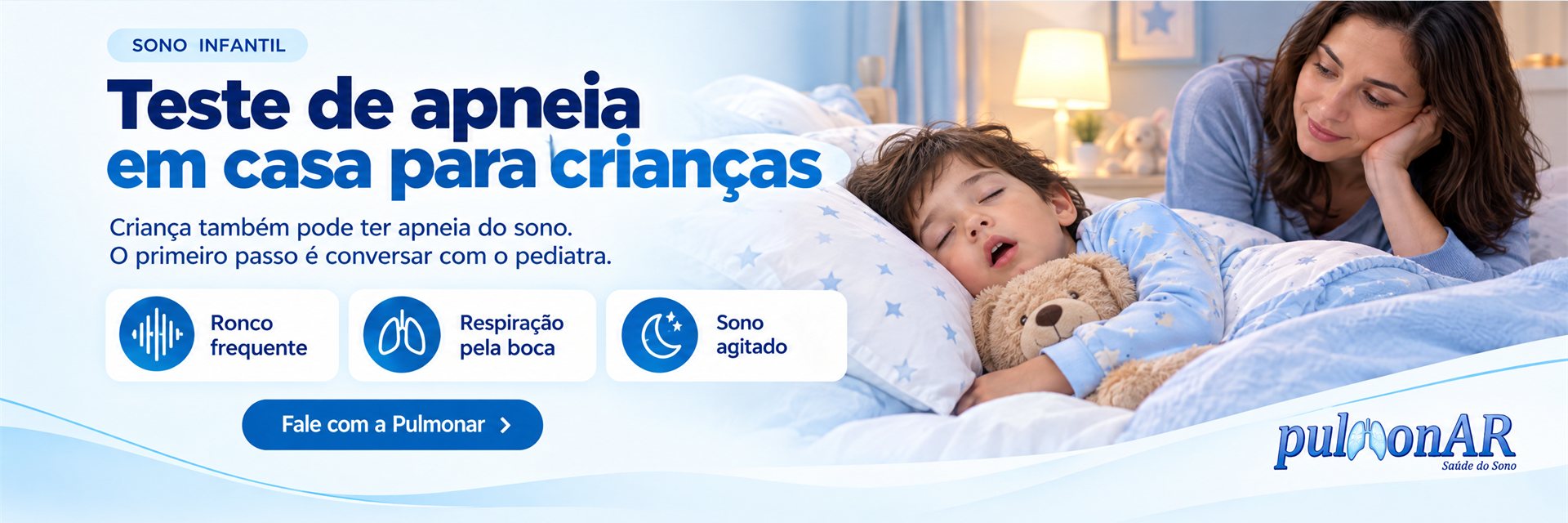 Criança dormindo de boca entreaberta abraçada a um urso de pelúcia, com a mãe observando ao lado da cama